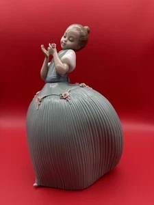 Grande statuina porcellana vintage 1981 Lladro "Daisa" ragazza in abito verde gonfio LEGGI - Foto 1 di 7
