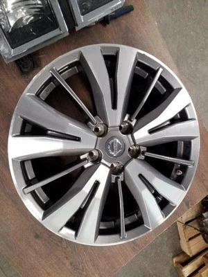 Llanta Nissan Pathfinder 2017-2020 18x7-1/2 aleación mecanizada pintada radios en V Foto 1 de 4