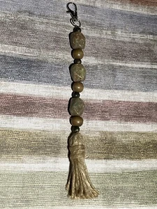 CUENTAS DE PIEDRA BOHO con borla y broche como bolso ~hecho a mano ~NUEVO - Imagen 1 de 3