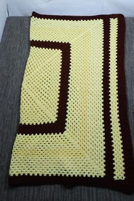 Manta afgana vintage hecha a mano abuela cuadrada ganchillo tejida amarillo marrón 56x50 Foto 1 de 4