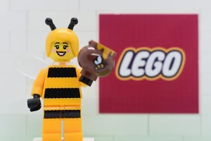 Bumblebee Girl - LEGO Collectible Minifigure Series 10 - col151 - col10-7 - Picture 1 of 3
