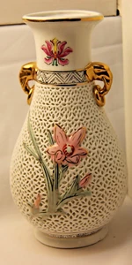 Porcelain Reticulated White Glossy Leaf Vase Pink Flower Gold Trim Double Handle - Foto 1 di 14