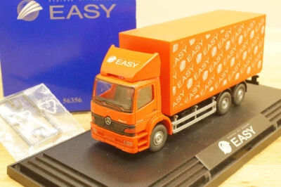 Ho 1:87 WIKING 56356 Modello Pubblicitario Mercedes Atego 2528 Festkoffer " Easy - Immagine 1 di 4