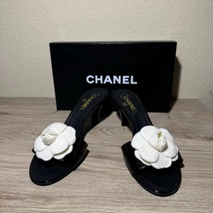 CHANEL Pelle Verniciata Nera con Ecrù Camelia Slip On Mule Tacco 3" Tg 39 Con Scatola - Foto 1 di 15