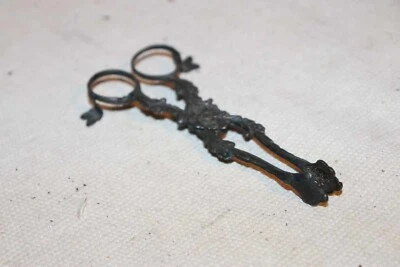 ancien et très rare pince à sucre forme ciseaux ornée d'un décor floral - Photo 1/4