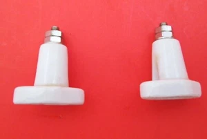 2x Keramik Stand-Off Leuchtturm Stil Isolatoren Johnson #22, mit Beschlägen - Bild 1 von 3