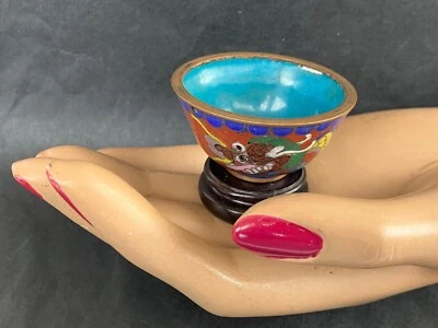 Antiga xícara de chá chinesa cloisonné miniatura: dragão imperial, com suporte - Imagem 1 de 4