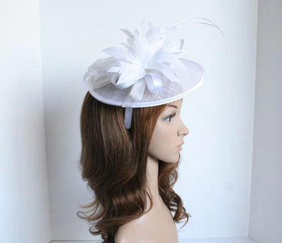 Nuevo Iglesia Derby Novia Boda Sinamay Pluma Fascinador Cóctel Off-Whit 307 Foto 1 de 4