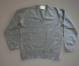 Vintage Churchill & Co 100% lambswool J&D Mc George gray V-neck sweater Medium - Picture 1 of 8