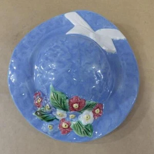 Blue porcelain wall pocket vase,Hat decorated with flower bouquet - Bild 1 von 5