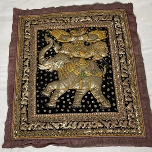 Tapiz Kalaga birmano 31x28 elefante con figura alada bordada de colección - Imagen 1 de 8