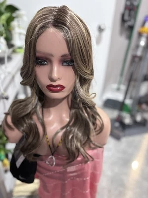 Peluca Belle tress “Priestly” en color Cappuccino latte Nueva no disponible en ninguna parte Foto 1 de 4