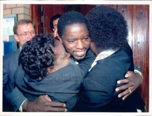 1992 Pressefoto Aktivistin Metheleteli Mncube von Afrika umarmt Angehörige - Bild 1 von 2
