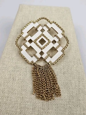 Broche prendedor borla cadena cuadrada diamante esmalte blanco tono dorado AVON firmado de colección Foto 1 de 4