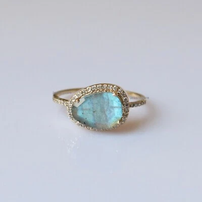 Anillo desigual con halo de diamantes naturales y pavé de piedras preciosas de labradorita en oro amarillo de 14 k Foto 1 de 4