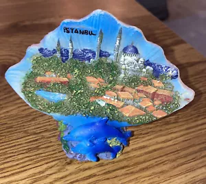 Estatuilla de ciudad con delfines Istanbul Souvenir Seashell, resina 3-1/4" T 4-1/4" W - Imagen 1 de 7
