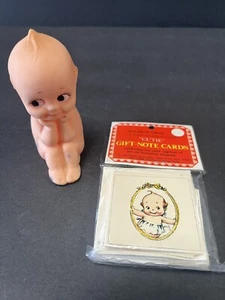 Lote de colección Kewpie 3 1/2"" muñeca querubín de goma The Thinker y 12 mini tarjetas y envs - Imagen 1 de 8