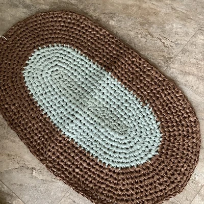 Alfombra de trapo hecha a mano 19 x 31 marrón, algodón verde menta  Foto 1 de 4