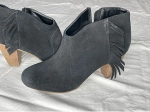 Tahari Camila 8. Negro Gamuza Cuero Tobillo Botines Flecos Usado en Excelente Elegante Wow - Imagen 1 de 11