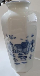 JAPANISCHE VASE PORZELLAN BLAU-WEISS BAUERNHOFSZENE KERAMIK - Bild 1 von 3