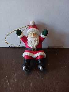 Weihnachtsmann fällt auf Schlittschuhen auf den Hintern Keramik Ornament - Bild 1 von 4