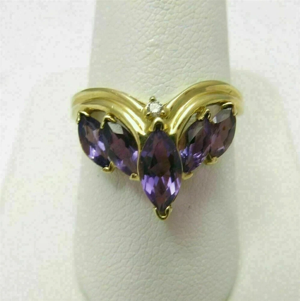 Alianza de boda de amatista púrpura simulada de corte marquesa de 4 quilates enchapada en oro amarillo de 14 quilates Foto 1 de 4