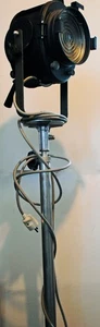 très beau projecteur lumière " CREMER "  - pied en fonte - Picture 1 of 3