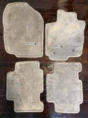 Juego alfombrillas delanteras y traseras originales Toyota RAV4 2007 Foto 1 de 4