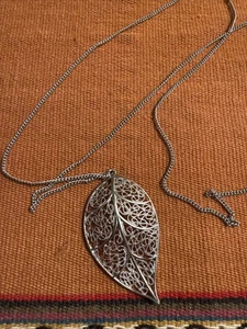 COLLAR HOJA PLATA ESTERLINA VINTAGE RECORTADO DISEÑO ORNAMENTADO PATRIMONIO 925 - Imagen 1 de 8