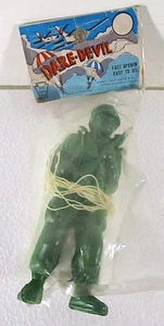 CA. Soldatino giocattolo paracadutista in plastica anni 60 DARE-DEVIL IN BUSTINA, MAI USATO - Foto 1 di 5