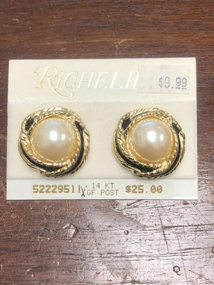 BRINCOS VINTAGE RICHELIEU REDONDOS MABE PÉROLAS FALSAS ESMALTE PRETO TOM DOURADO - Imagem 1 de 4