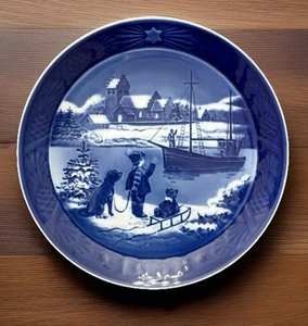 Vintage Collector Plate 1998 Welcome Home Royal Copenhagen Christmas Plate 7.25” - Picture 1 of 14