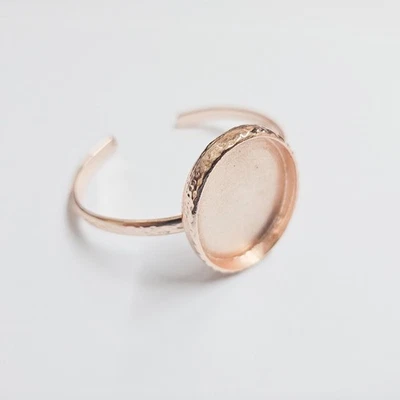 Brazalete ovalado martillado 40x30 mm resina en blanco incrustación de flores secas brazalete cabujón G37358 Foto 1 de 3