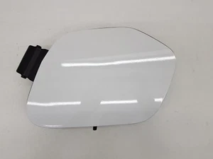 TAPPO FLAP RIEMPIMENTO CARBURANTE VAUXHALL CORSA F 2021 BIANCO EWP P/N 39167574 - Foto 1 di 10