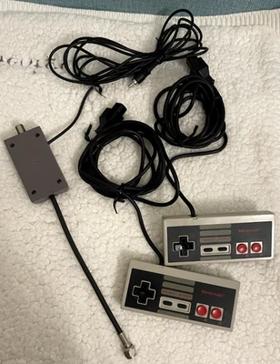 Controladores originales Nintendo NES (2) NES-004 + Switch RF NES-003 OEM SIN PROBAR Foto 1 de 4