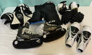 Jugendliche kleine Hockeyausrüstung CCM Handschuhe Schlittschuhe Schienbeine Brust Ellenbogen Hose - Bild 1 von 5
