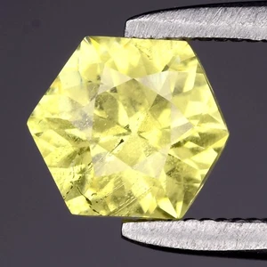 π 1.04ct Hexagon Natural Yellowish Green Grossular Garnet - Africa Gemstone - Picture 1 of 4