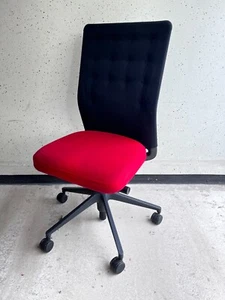 Vitra ID Trim Drehstuhl Drehsessel Bürostuhl Stoff Schwarz Rot Schreibtischstuhl - Bild 1 von 10