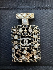 Chanel 21V Black Pearl Quilted Chain CC Perfume Bottle Brooch Pin Gold Leather - Picture 1 of 10