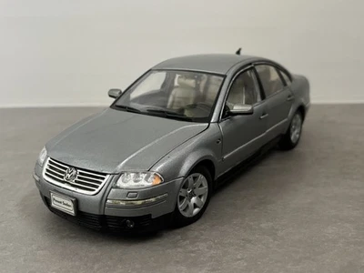 VW PASSAT B3 BERLINA BERLINA 2001 MODELLINO AUTO 1:18 - WELLY - GRIGIO  - Immagine 1 di 4