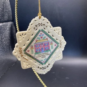 De Colección Lenox 1996 Adorno de Navidad "Primera Navidad en Nuestro Nuevo Hogar" Sin Caja - Imagen 1 de 3
