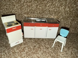 VINTAGE DOLLS' HOUSE - 1960s TRIANG SPOT ON JENNY'S HOME - METAL KITCHEN SET - Picture 1 of 2