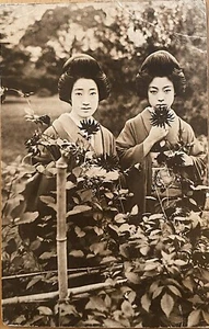 JAPAN c.1910, Two (Geisha) Women in Tradition Japanese Costumes in a Garden; NM - Bild 1 von 2