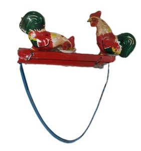 Gallos de picoteo de hojalata juguete de compresión mecánico MM059 China vintage granja rojo verde - Imagen 1 de 8