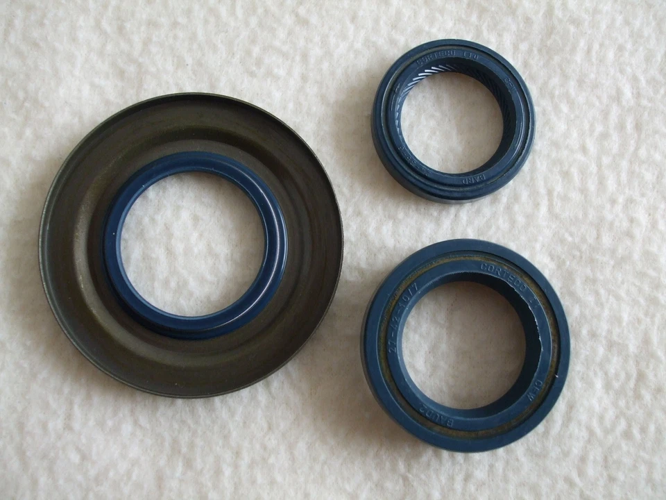 VESPA PX T5  ENGINE OIL SEAL SET WITH INTERNAL REAR HUB SEAL - Image 1 of 1