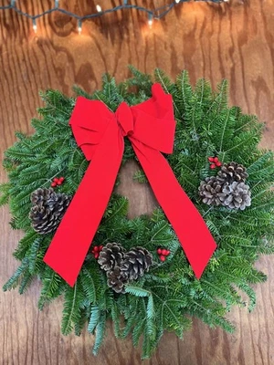 Corona de bálsamo fresca de 24" con lazo de terciopelo rojo hecha en Maine Foto 1 de 3