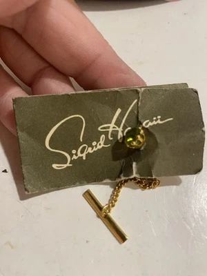 Sigrid Hawaii Peridoto del Pacífico Aloha Tono Dorado Tie Tack Pin On Card (OY) Foto 1 de 4