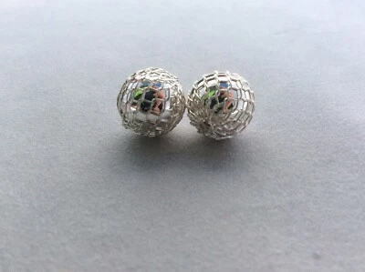 2 x bright silver colour criss cross filigree 13mm round bead - Image 1 of 4