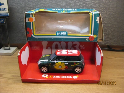 1/18 2001 "NUEVO" MINI COOPER EN ROJO SOBRE VERDE "FOXTONS REALTY, ¿POR SOLIDO?? Foto 1 de 4