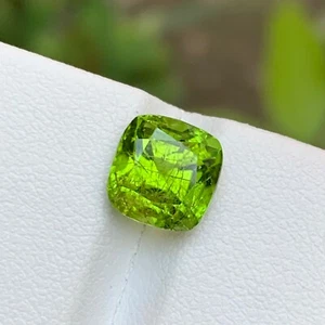 Piedra preciosa de peridoto natural verde vivo de 3,70 quilates corte cojín cuadrado para joyería de anillo - Imagen 1 de 9